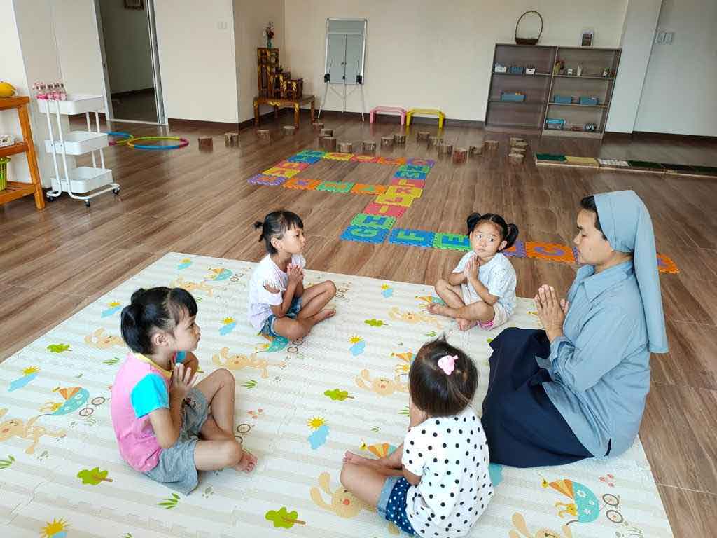 Dona a una bambina tribale istruzione e dignità